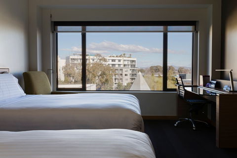 Crowne Plaza Canberra - Sunshine Coast Tourism 4