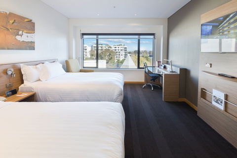 Crowne Plaza Canberra - Sunshine Coast Tourism 6