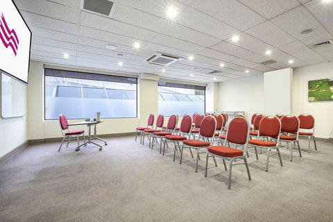 Crowne Plaza Canberra - Sunshine Coast Tourism 9