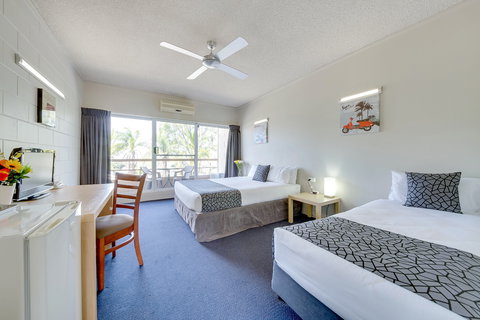 Camelot Motel - Holiday Sunshine Coast 3
