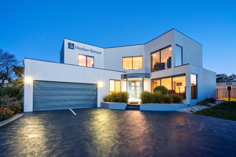 Madsen Retreat - Holiday Sunshine Coast 0