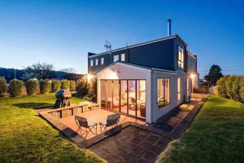 Madsen Retreat - Holiday Sunshine Coast 1