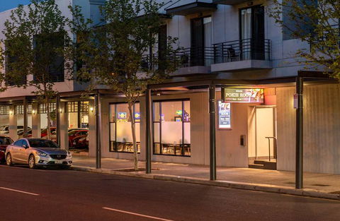 Mawson Lakes Hotel - Holiday Sunshine Coast 0