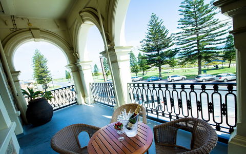 Largs Pier Hotel - Sunshine Coast Tourism 2