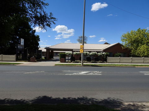 Wine Village Motor Inn - Sunshine Coast Tourism 2
