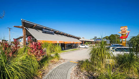 Nightcap At Golden Beach Tavern - Holiday Sunshine Coast 1