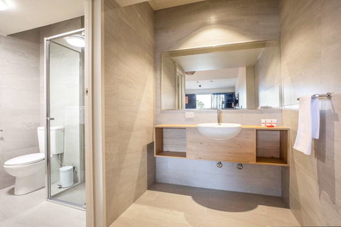 Nightcap at Manhattan Hotel - Holiday Sunshine Coast 0