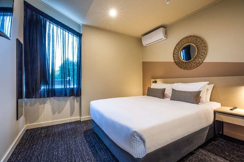 Nightcap at Manhattan Hotel - Holiday Sunshine Coast 4