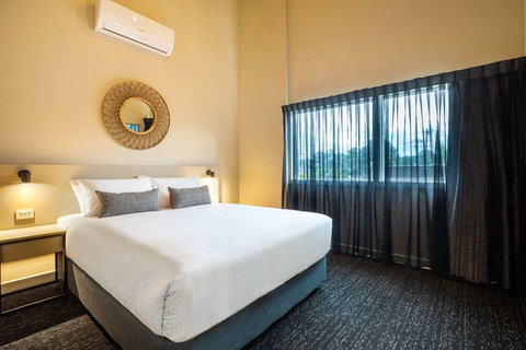 Nightcap at Manhattan Hotel - Holiday Sunshine Coast 6