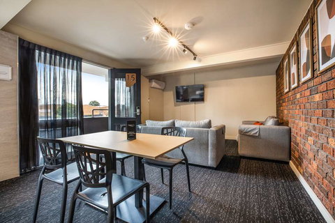 Nightcap at Manhattan Hotel - Holiday Sunshine Coast 7