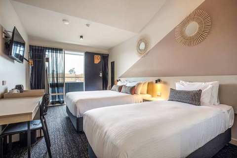 Nightcap at Manhattan Hotel - Holiday Sunshine Coast 10