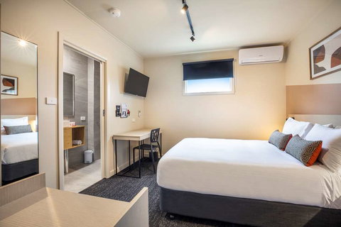 Nightcap at Manhattan Hotel - Holiday Sunshine Coast 11