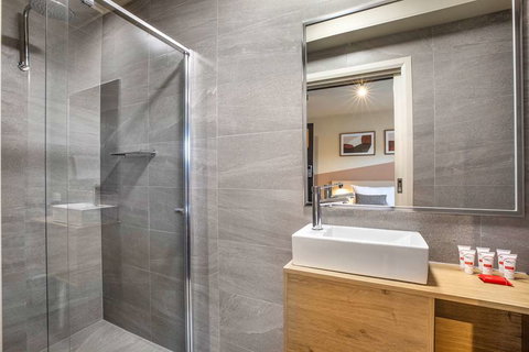 Nightcap at Manhattan Hotel - Holiday Sunshine Coast 13