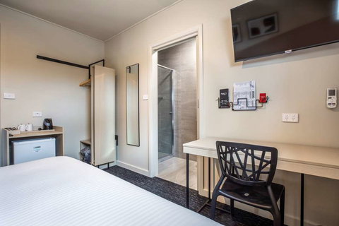 Nightcap at Manhattan Hotel - Holiday Sunshine Coast 14