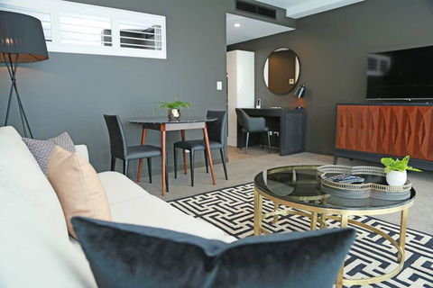 Alex Perry Hotel And Apartments - Holiday Sunshine Coast 9