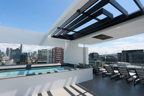 Alex Perry Hotel And Apartments - Holiday Sunshine Coast 17