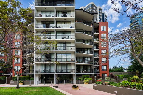 The Docks On Goodwin - Holiday Sunshine Coast 0
