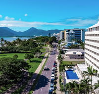 Holiday Inn Cairns Harbourside - Holiday Sunshine Coast