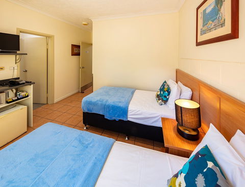 Cairns Queenscourt - Sunshine Coast Tourism 4
