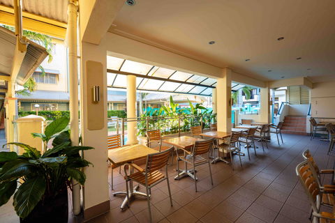 Cairns Queenscourt - Sunshine Coast Tourism 5