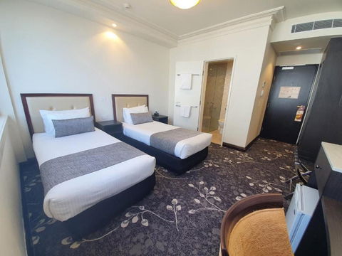Burke & Wills Hotel - Sunshine Coast Tourism 1