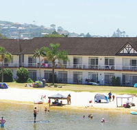 The Clan Lakeside Lodge - Sunshine Coast Tourism