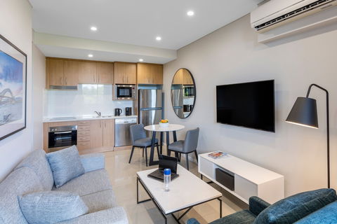 Meriton Suites Waterloo - Sunshine Coast Tourism 1