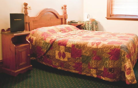 O'Malleys Hotel - Sunshine Coast Tourism 1