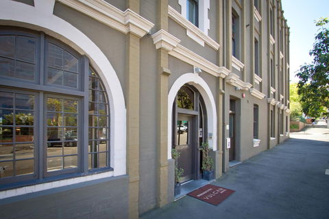 The Vulcan Hotel - Holiday Sunshine Coast 1