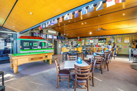 Nightcap at Riverside Hotel - Sunshine Coast Tourism 7