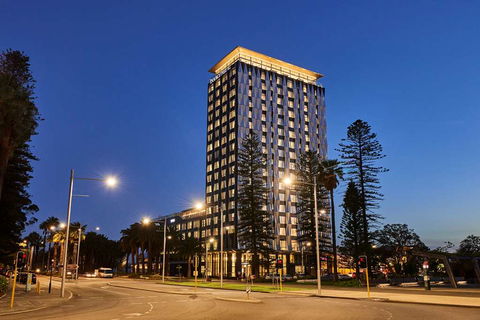 DoubleTree By Hilton Perth Waterfront - Holiday Sunshine Coast 2
