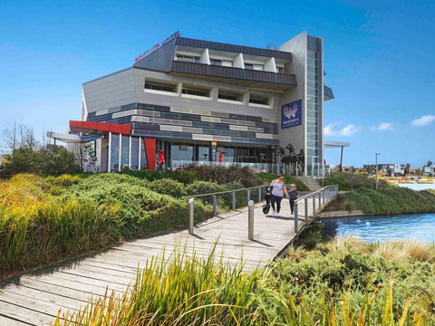 Mercure Melbourne Caroline Springs - Sunshine Coast Tourism 1