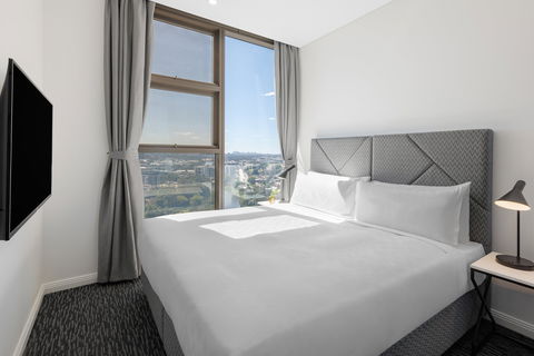 Meriton Suites George St - Holiday Sunshine Coast 1