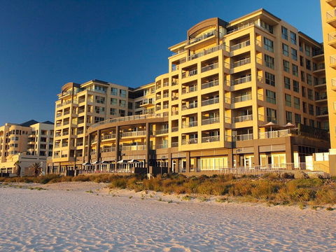 Oaks Pier Plaza - Sunshine Coast Tourism 0