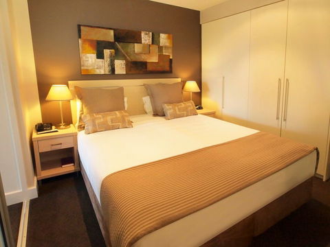 Oaks Pier Plaza - Sunshine Coast Tourism 2