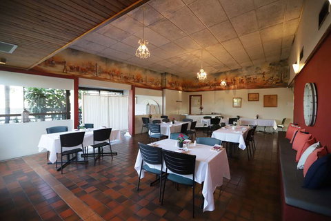 Emerald Central Hotel - Holiday Sunshine Coast 2