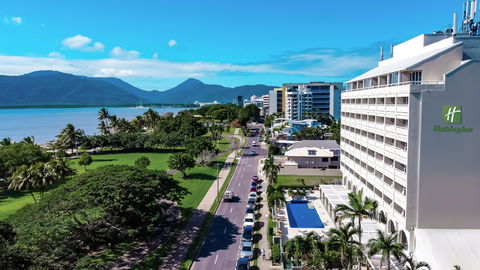 Holiday Inn Cairns Harbourside - Sunshine Coast Tourism 0