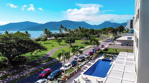 Holiday Inn Cairns Harbourside - Sunshine Coast Tourism 1