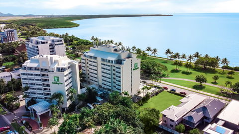 Holiday Inn Cairns Harbourside - Sunshine Coast Tourism 2