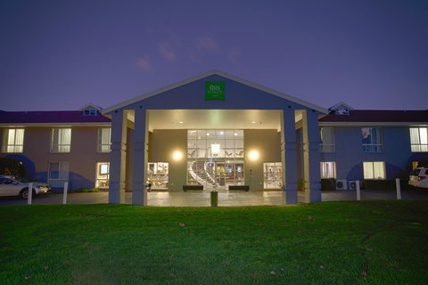 Ibis Styles Canberra - Sunshine Coast Tourism 5