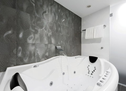 Avenue Hotel Canberra - Sunshine Coast Tourism 4