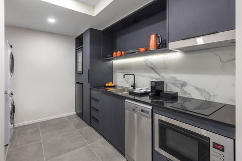 Deco Hotel Canberra - Sunshine Coast Tourism 8