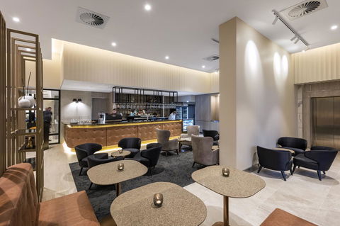 Deco Hotel Canberra - Sunshine Coast Tourism 3