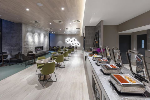 Deco Hotel Canberra - Sunshine Coast Tourism 2