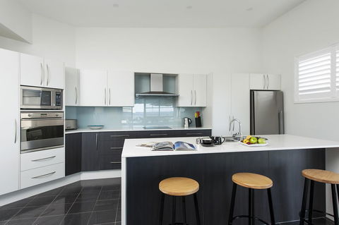Mollymook Beachfront Penthouse 9 - Sunshine Coast Tourism 4