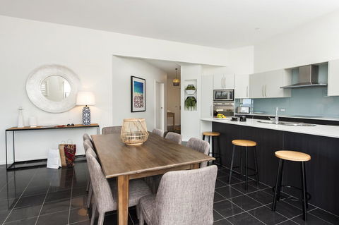 Mollymook Beachfront Penthouse 9 - Sunshine Coast Tourism 5