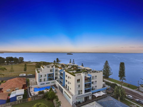 Lakeside Waterfront Apartment The Entrance - Sunshine Coast Tourism 16