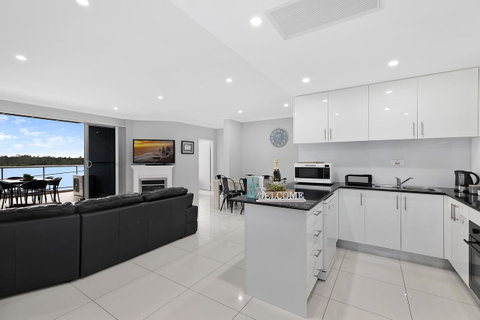 Lakeside Waterfront Apartment The Entrance - Sunshine Coast Tourism 3