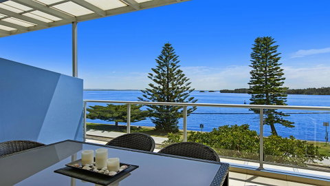 Lakeside Waterfront Apartment The Entrance - Sunshine Coast Tourism 0