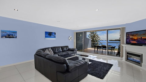 Lakeside Waterfront Apartment The Entrance - Sunshine Coast Tourism 6